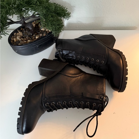 TOP Moda Black Chunky Heel Lace-Up Boots - Picture 2 of 4